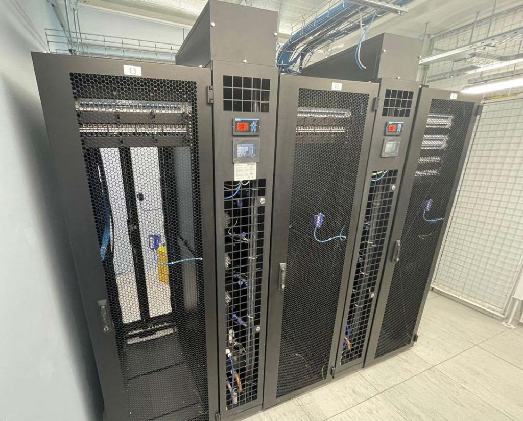 межрядные кондиционеры РЕФКУЛ в одном стиле с IT-стойками в ЦОД.jpg межрядные кондиционеры РЕФКУЛ в одном стиле с IT-стойками в ЦОД.jpg
